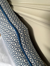 Charger l'image dans la galerie, Tête de lit modèle Reine (jacquard bleu)