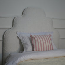Charger l'image dans la galerie, Tête de lit modèle Pèlerine (velours)