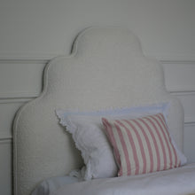 Charger l'image dans la galerie, Tête de lit modèle Pèlerine (velours)